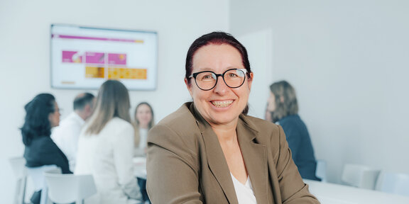 Lächelnde Praxisberaterin in Meetingraum