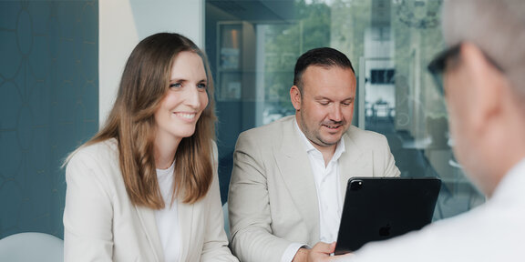 ZA-Praxisberater-Team in Beratungsgespräch mit Gründer