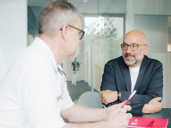 ZA-Berater in Beratungsgespräch mit einen Kieferothopäden